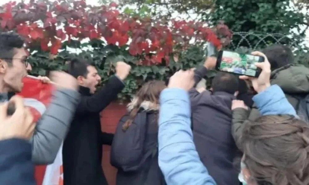 Χειροπέδες στους Τούρκους εθνικιστές που προπηλάκισαν και «τσουβάλιασαν» Αμερικανό στρατιώτη-Του φώναζαν «είσαι εχθρός»